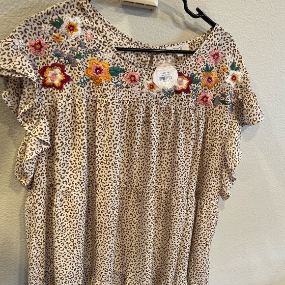 NWT top cheetah print, flowy with floral embroidery on top - Picture 1 of 3